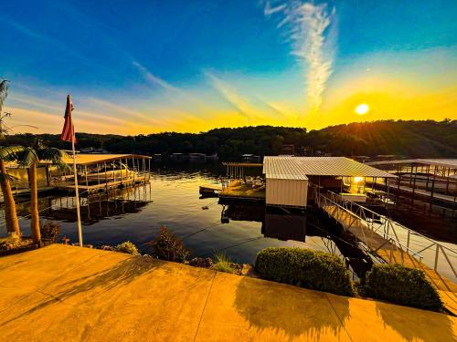 Camdenton House | Lakefront-4BD3BA-Sleeps 12PP