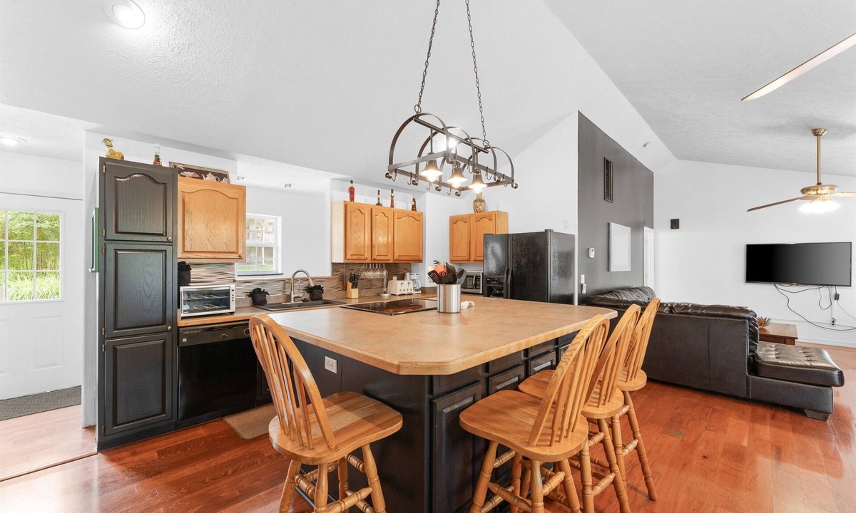 Kimberling City Cabin | Lakefront 5BR Cabin w/Pool + Swim & Boat dock