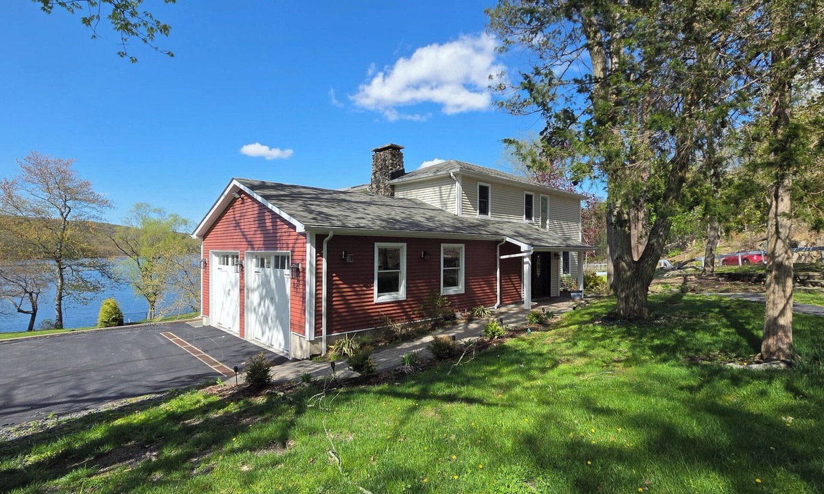 Walton Park House | Lakefront 5BR Sleeps 14 Pool Paddle Boats