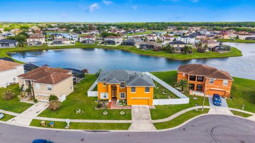 Crescent Lakes House | Lakefront 5BR Villa 10min to Disney Sleeps 10
