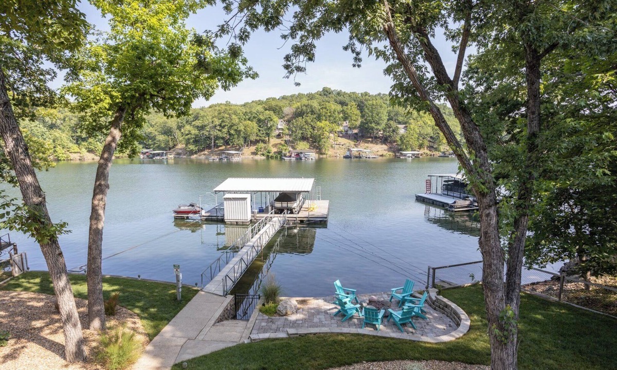 McColley House | Lakefront 6 BR I Sleeps 14 I Private Dock & Boat Slip I 8MM Main Channel
