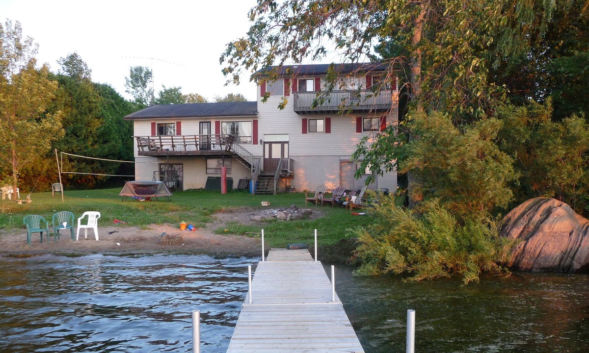 Rama Cottage | Lakefront 7-Bedroom Cottage