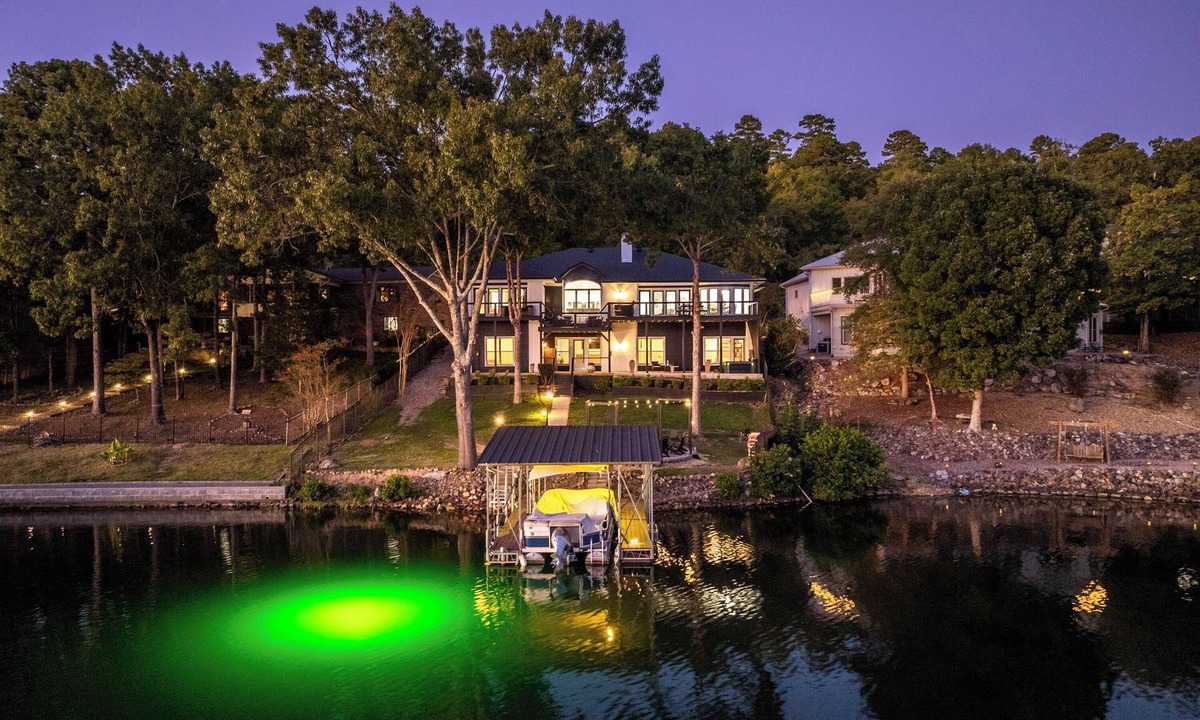 Hot Springs Village House | Lakefront: 7BR · Dock · Hot Tub · Sauna Sleeps 15