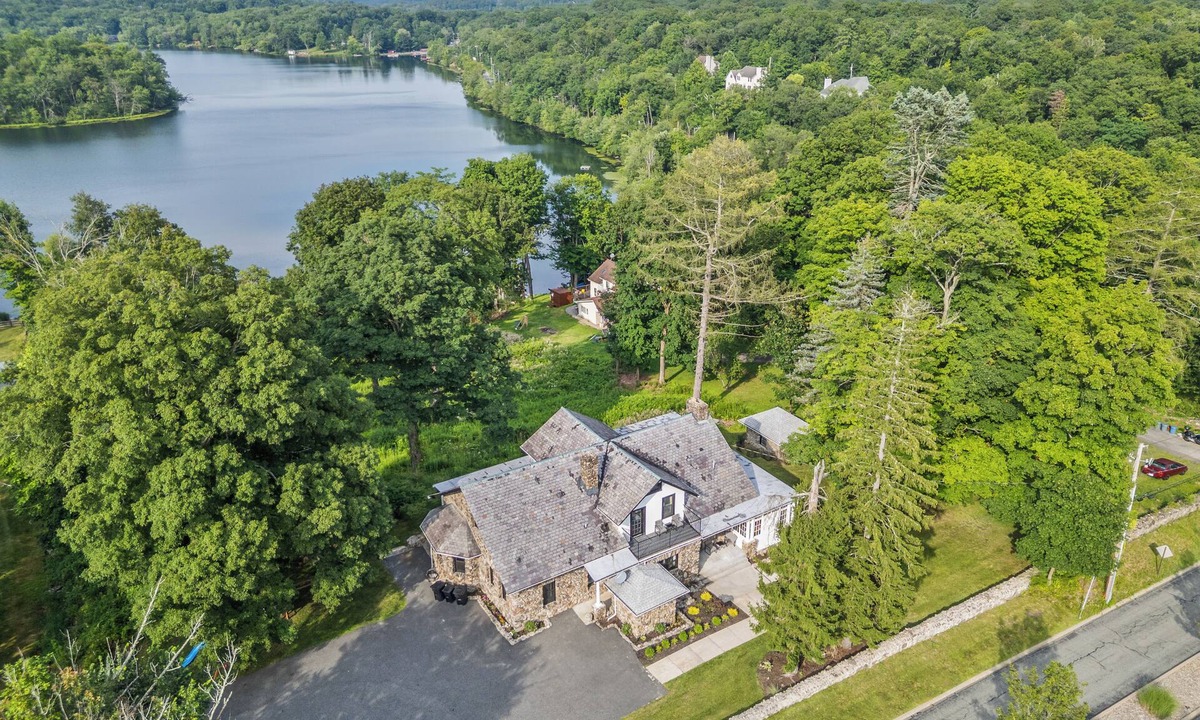 Walton Park House | Lakefront 7BR Retreat Sleeps 12 Massage Chair