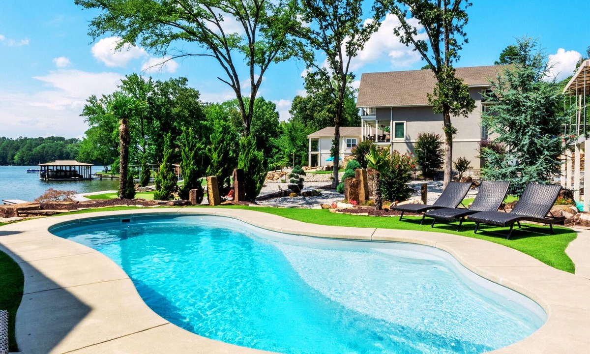 Hot Springs House | Lakefront 7BR With Private Pool, Hot Tub, Putting Green, Arcade, Stunning Views