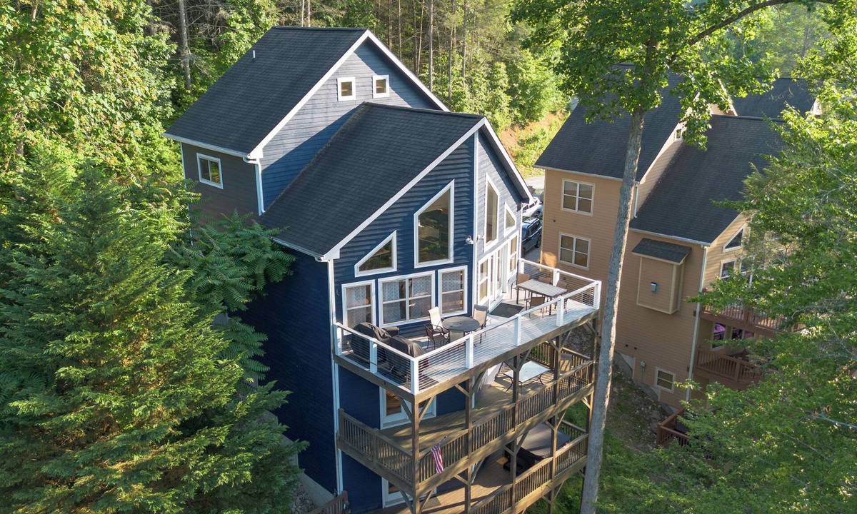Lakeside Estates House | Lakefront 8 Bed; Sleeps 22; Hot Tub and Private Dock!