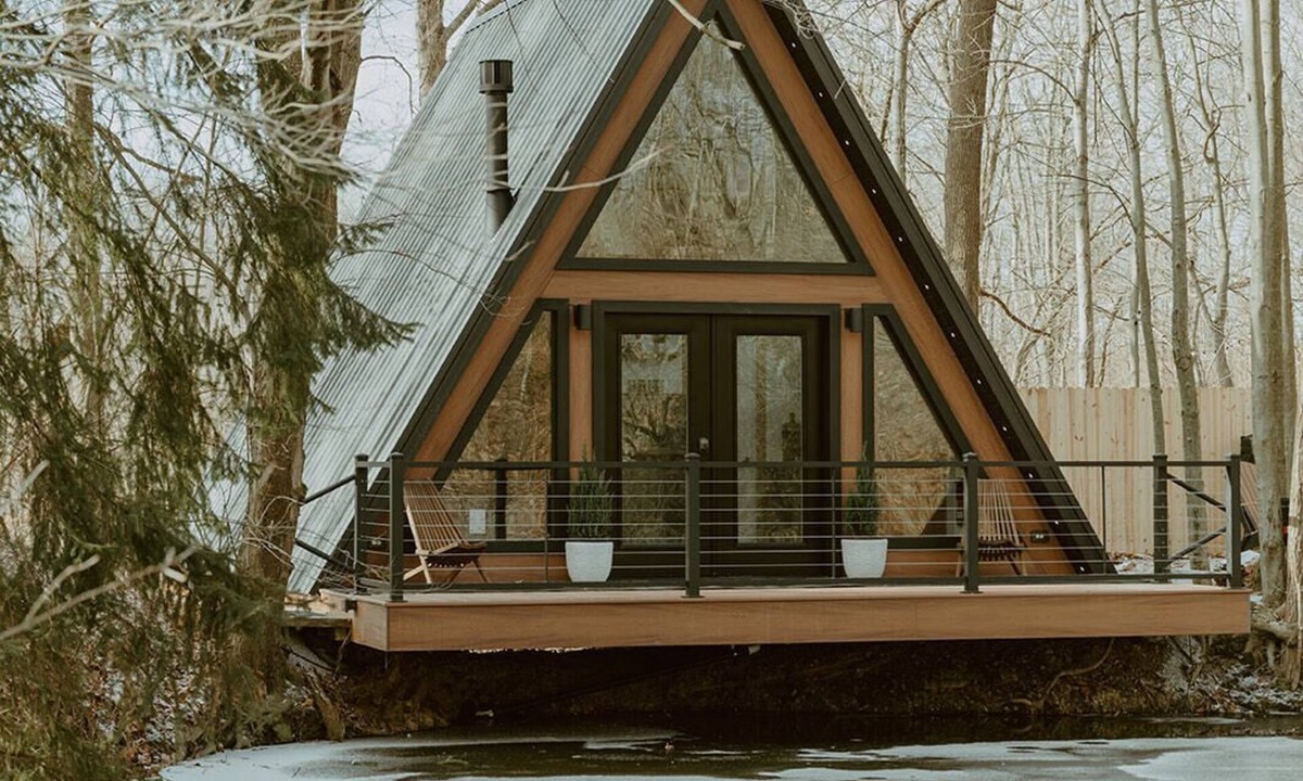 Beach City Cabin | Lakefront A-Frame -Fireplace, Kayaks, Soaking Tub, Retreat for couples or solo