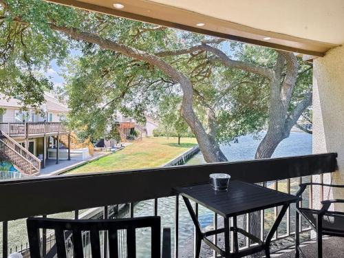 Walden on Lake Conroe Apartment | Lakefront Action Paddle Pickle Pool Sunset