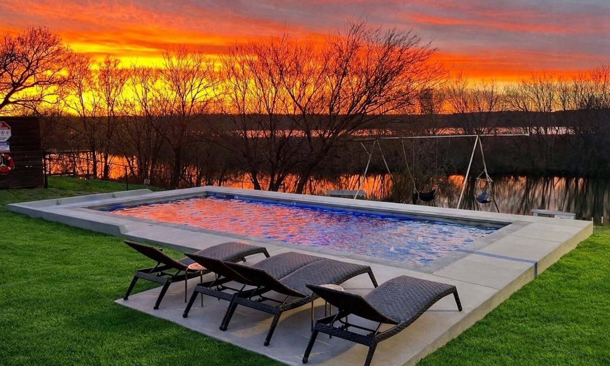 Dennis House | Lakefront Barndominium · Pool · Sauna · Hot Tub