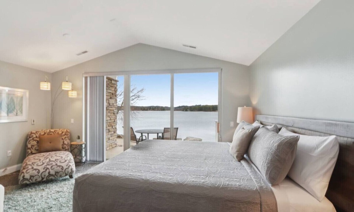 Lake Delton Condo | Lakefront Beach Delight at Delton Grand