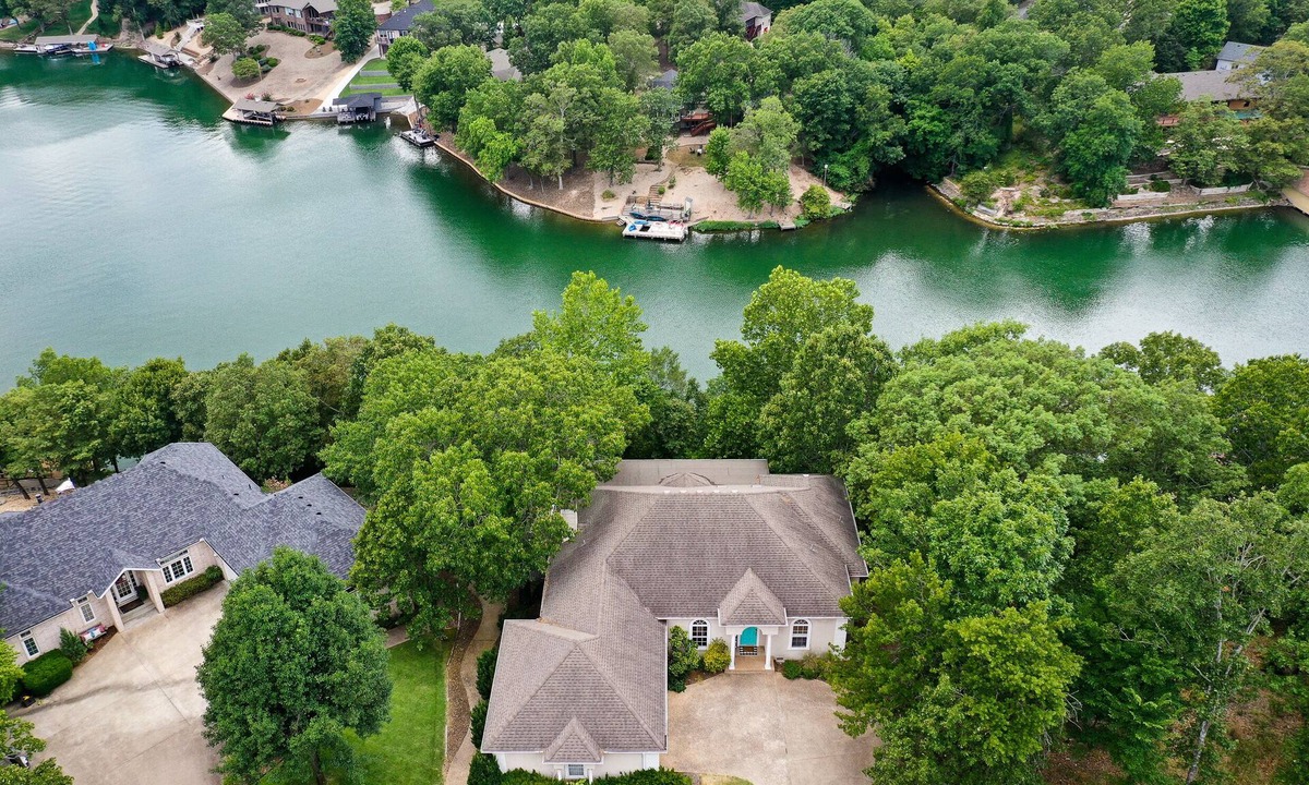 Bella Vista House | Lakefront Beauty on Lake Loch Lomond near Biking Trails