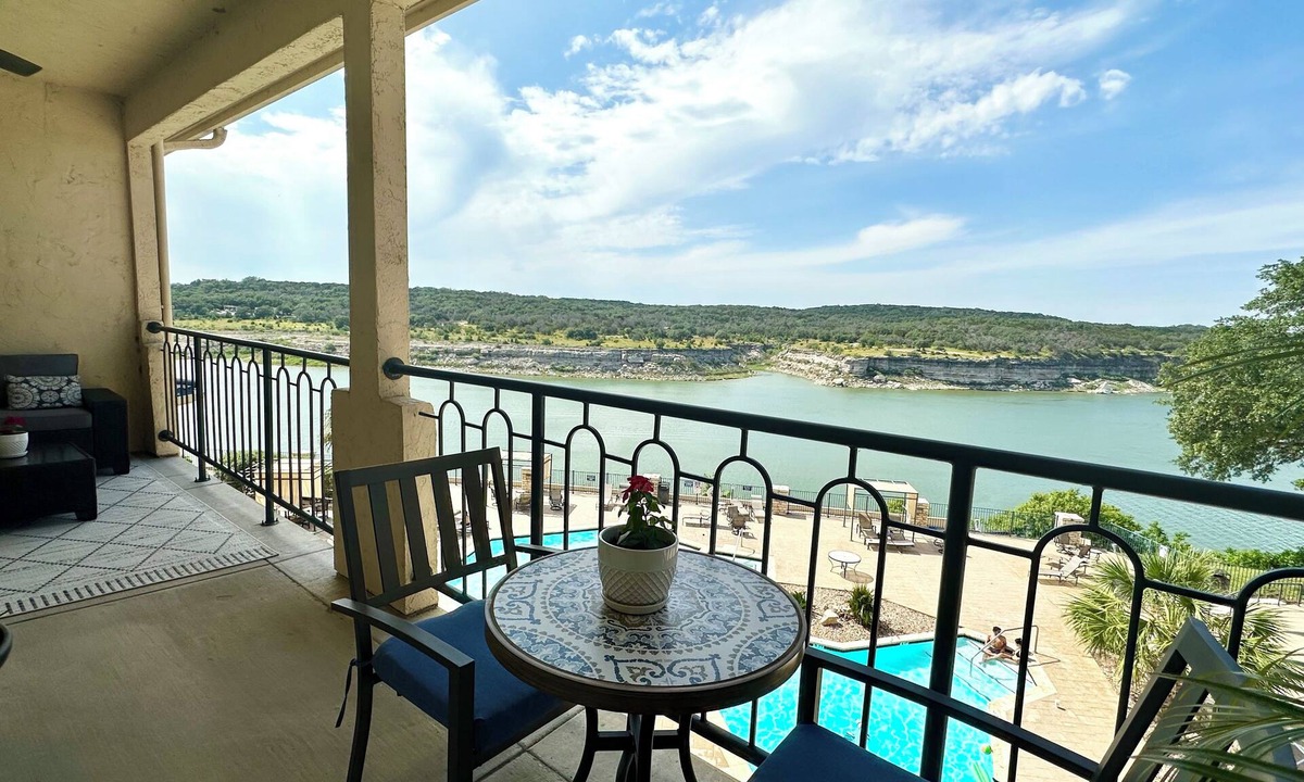 Highland Lake Estates Condo | Lakefront Bella Vista @ Island on Lake Travis