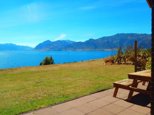 Lake Hawea House | Lakefront Bellevue Lake Hawea Wanaka