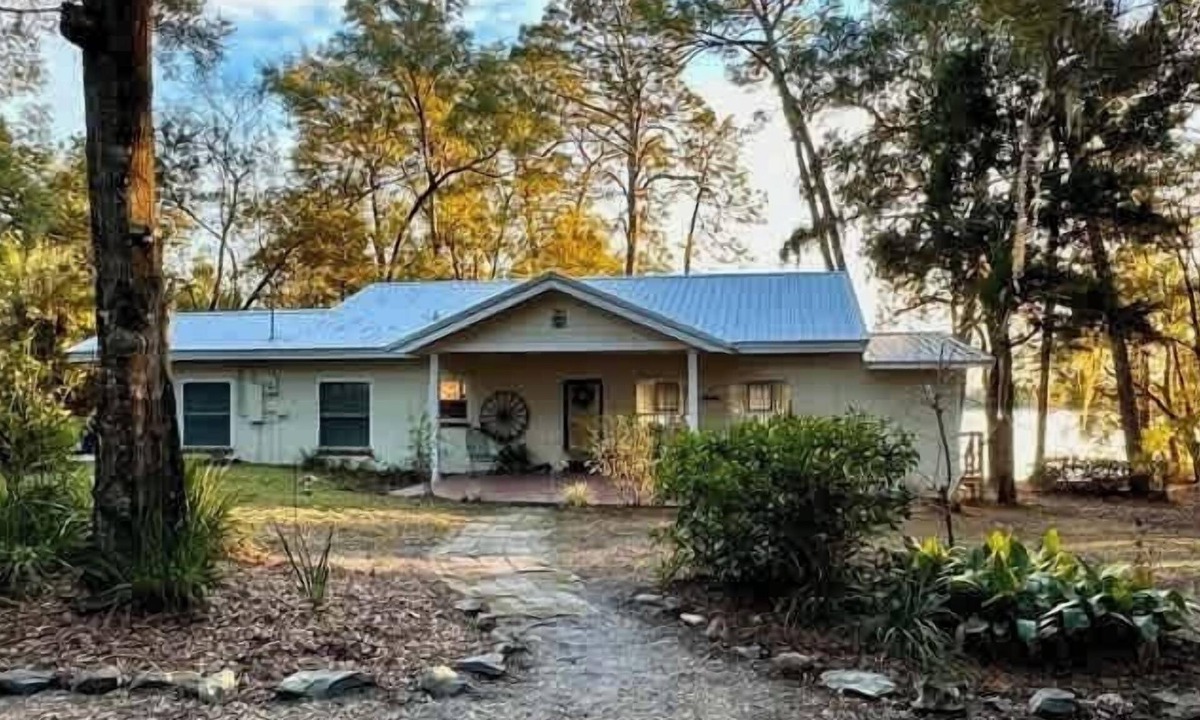 Putnam Hall House | Lakefront Bliss | Kayaks Paddleboards Fire Pit Snowbird Specials