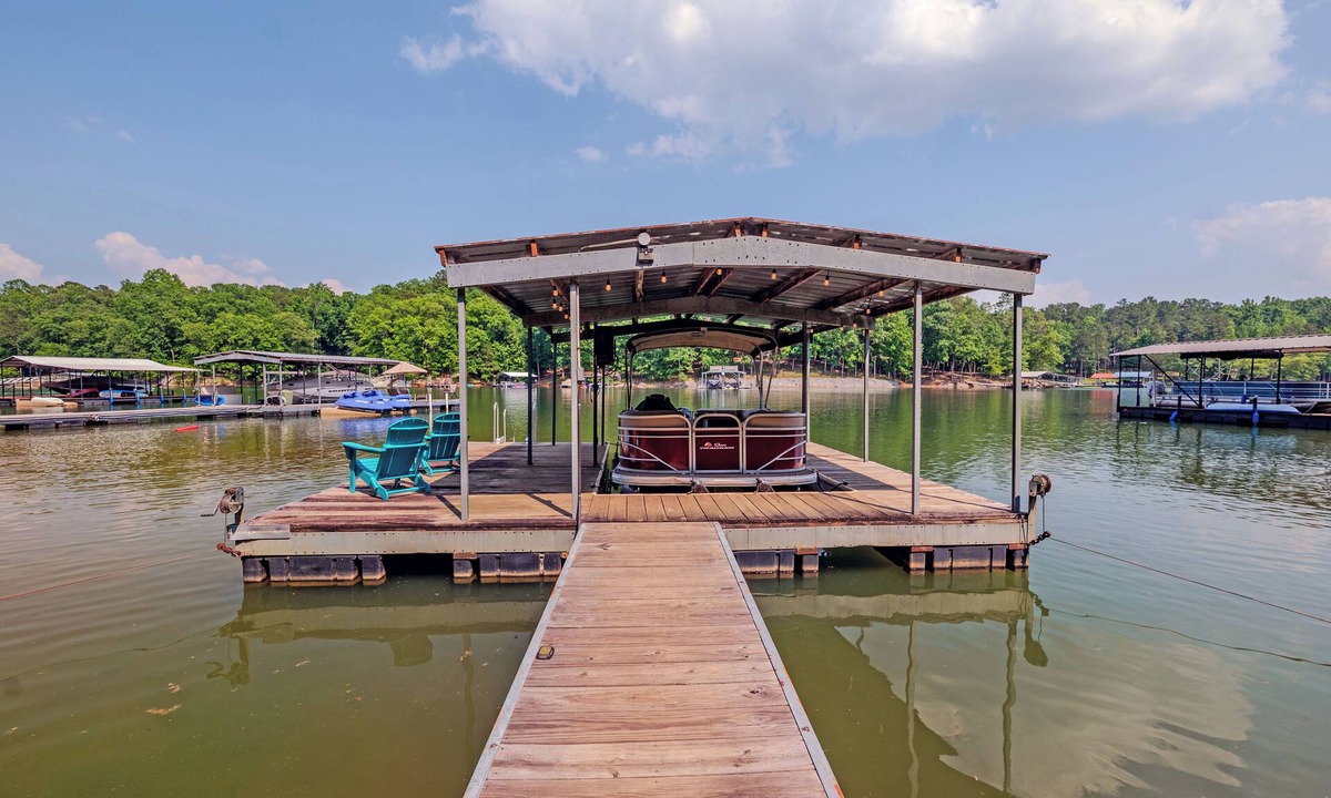 Gumlog House | Lakefront ~ Boat ~ Kayaks ~ Fire Pit ~ Private Dock