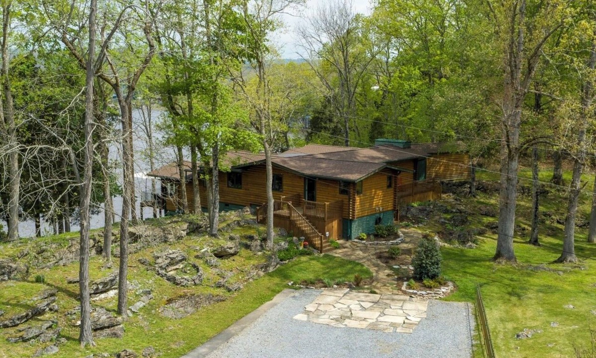 Piney Flats Cabin | Lakefront Boone Lake Log Cabin - Miracle Lake Life BNB