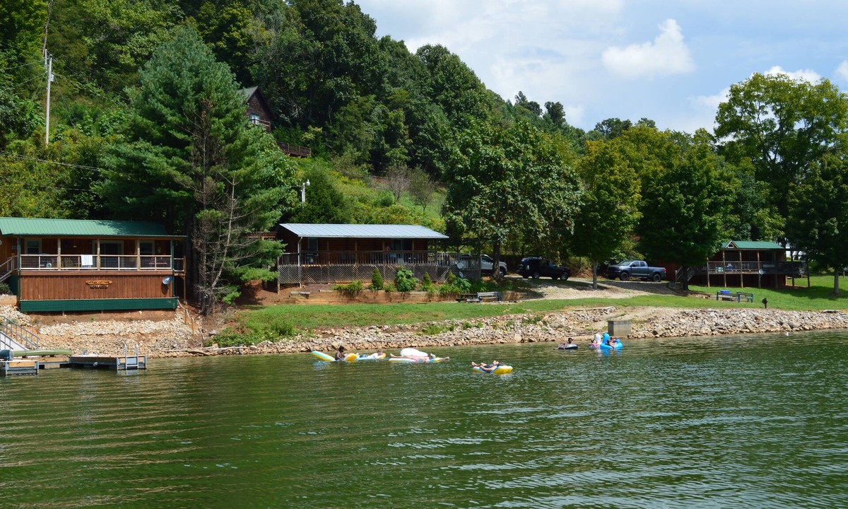Butler House | Lakefront Bungalow, BOAT DOCK, Hot Tub, Firepit