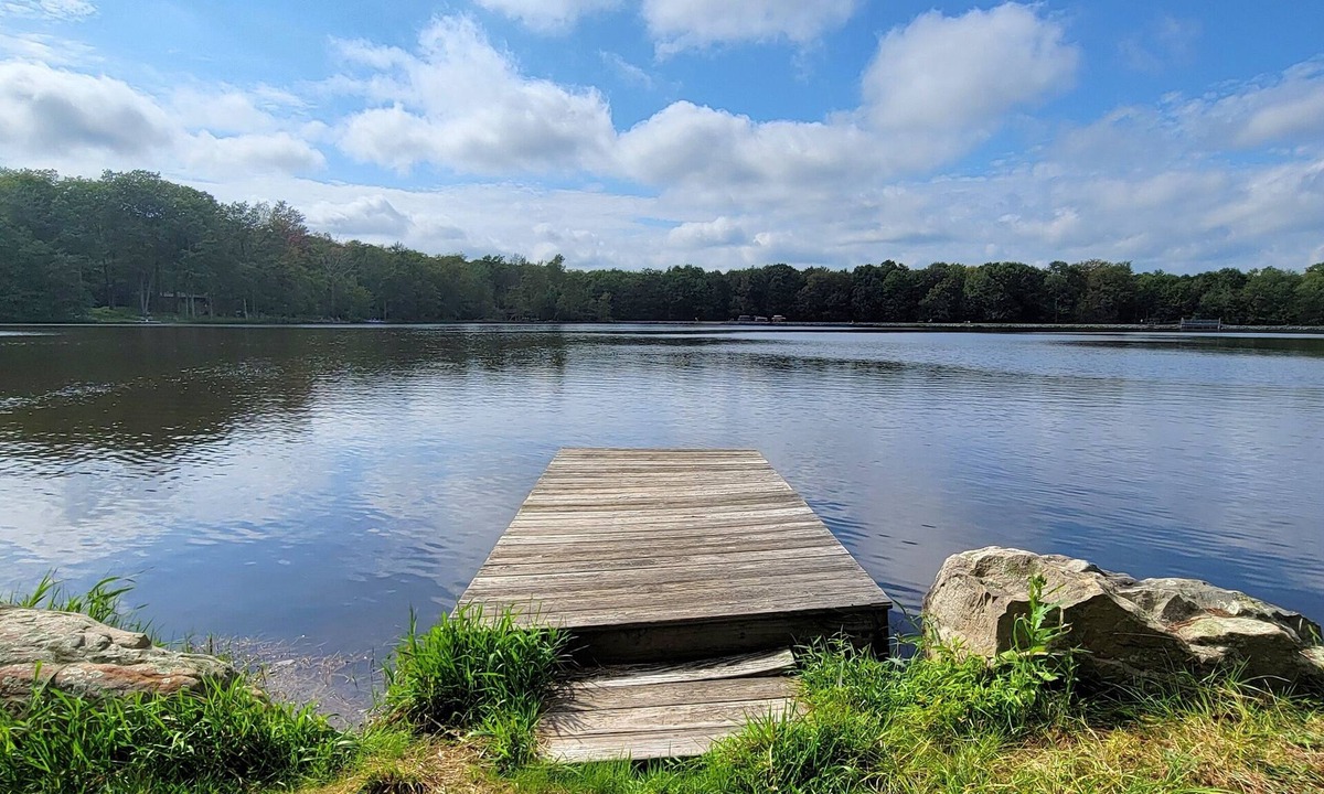Locust Lake Village Cabin | Lakefront Cabin 2 Kayaks Fireplace Firepit All season water views Beach