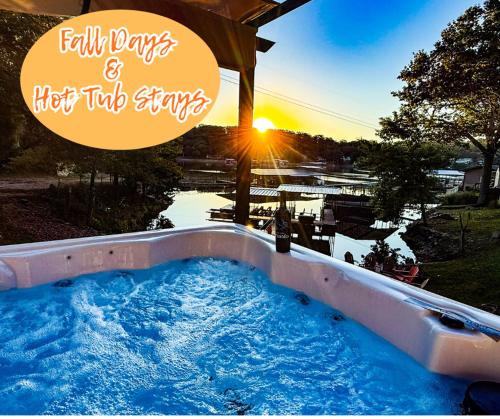 Camdenton House | Lakefront Cabin-4BD3BADockHottubFirepitKayaks