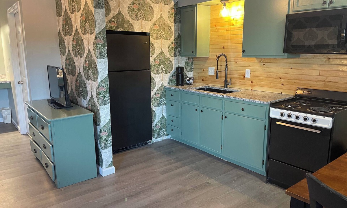 Cadiz Resort | Lakefront cabin in marina