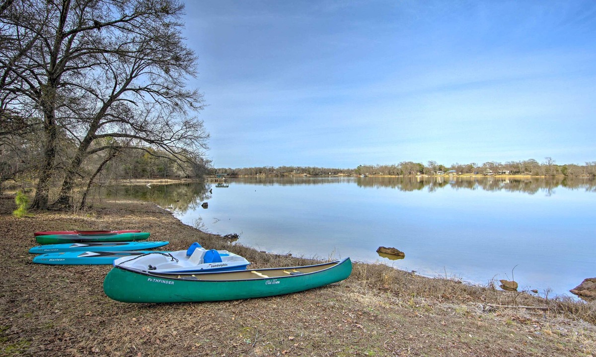 Winnsboro Cabin | Lakefront Cabin w/2 Lofts, Boats on 4 Acres