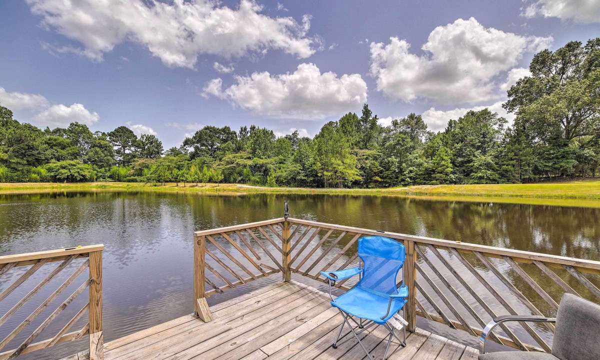 Woodville Cabin | Lakefront Cabin w/Access to 2 Paddleboats!