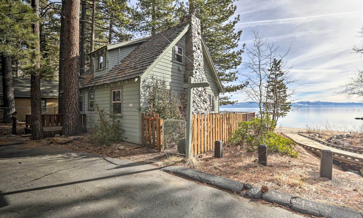 Tahoe Vista Cabin | Lakefront Cabin w/Beach Access: 8 Mi to Northstar