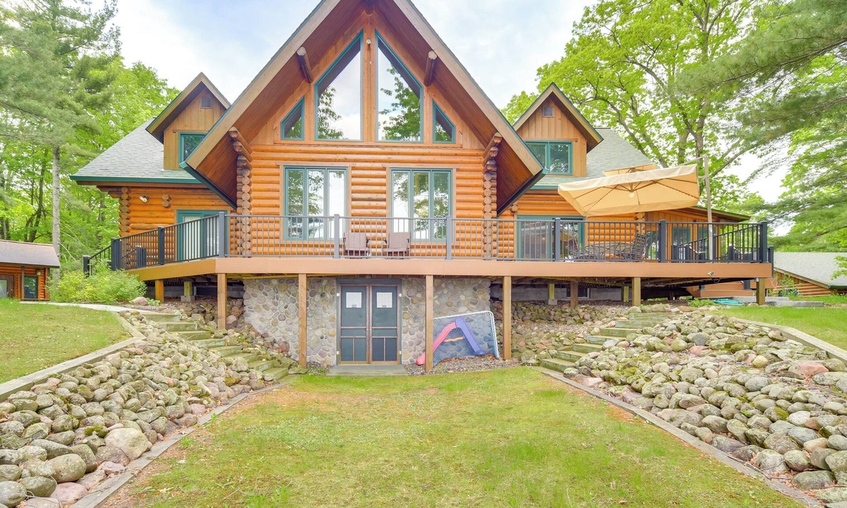 Webster Cottage | Lakefront Cabin w/Sauna & Dock in Webster!