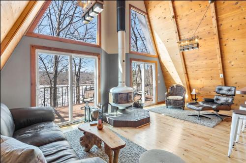 Comstock House | Lakefront Cabin with Loft and Bar