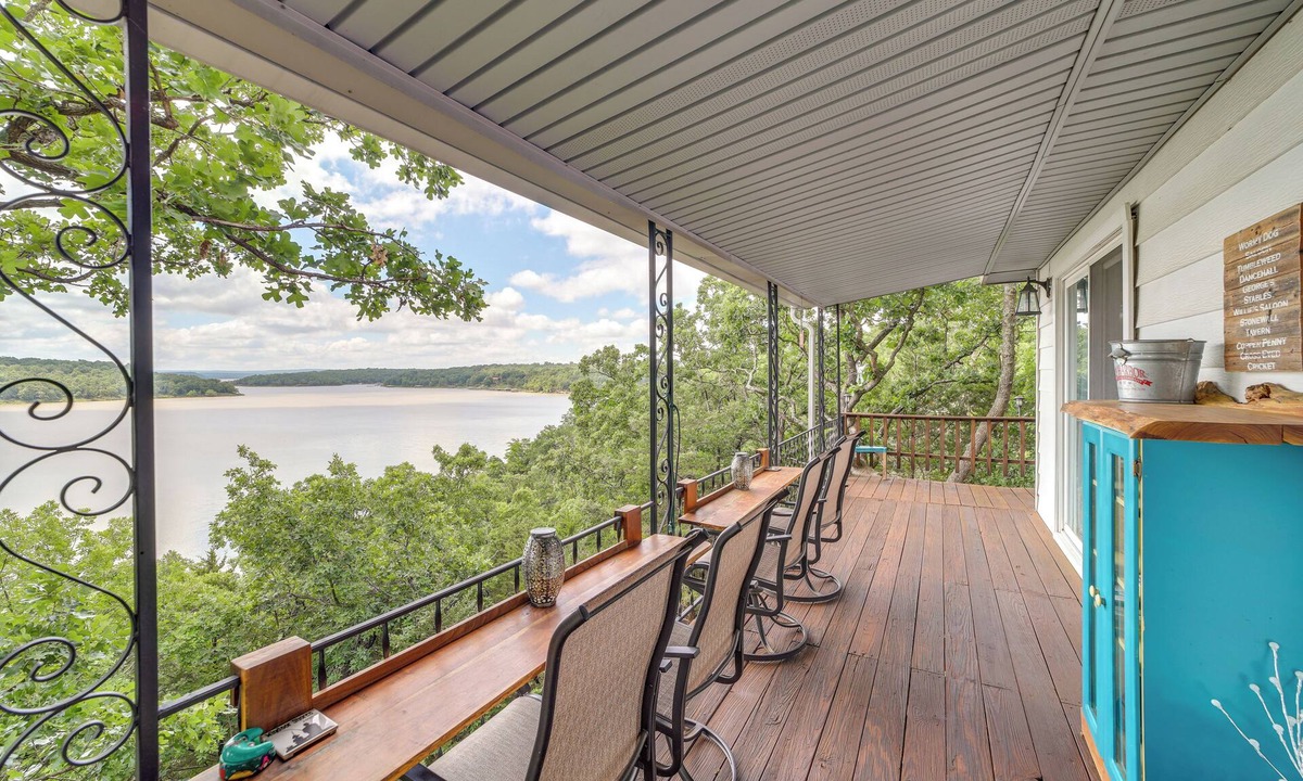 Longtown House | Lakefront Canadian Gem: Fire Pit, Decks & Grills