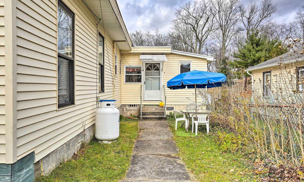 Ellenville Cabin | Lakefront Catskills Cabin w/ Shared Fire Pit