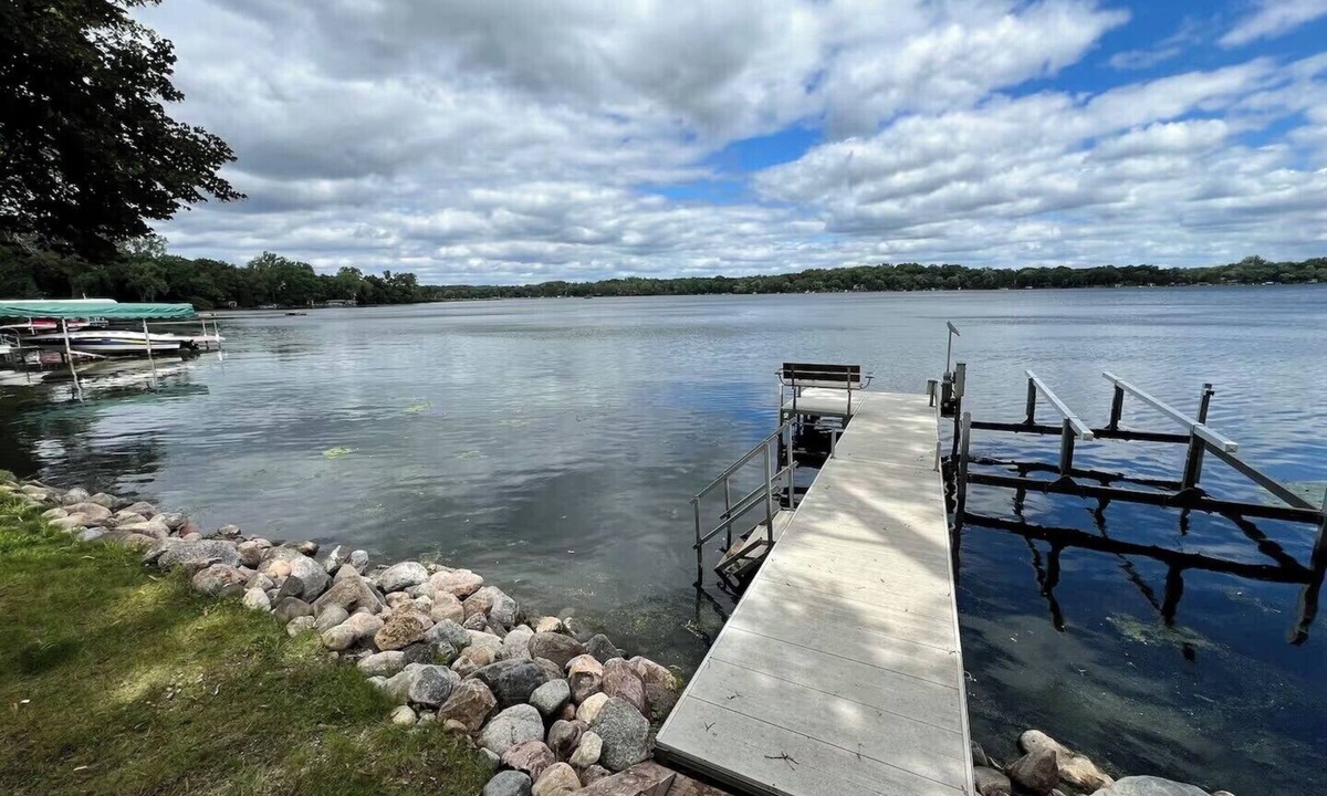 Annandale House | Lakefront Cedar Lake Cabin with Private Dock