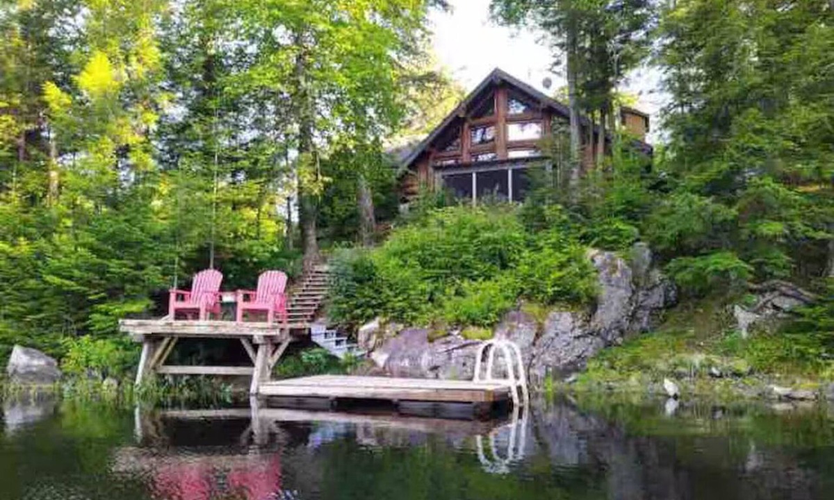 Wentworth-Nord Ski Chalet | Lakefront Chalet with Spa & Steam Room | Sleeps 12 | 1h from Montreal