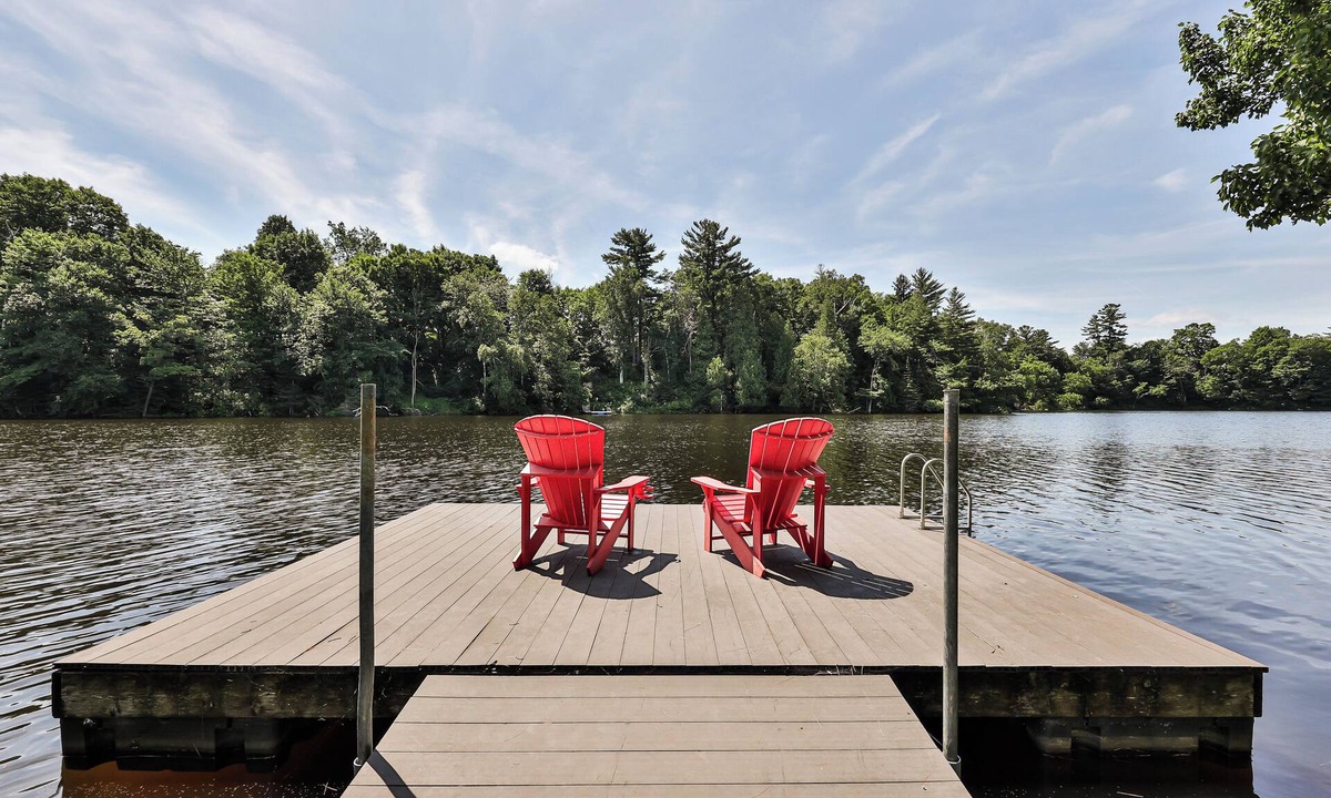 Rawdon House | LAKEFRONT CHALET/FAMILY HOME- beautiful water views, hot tub, outdoor activities