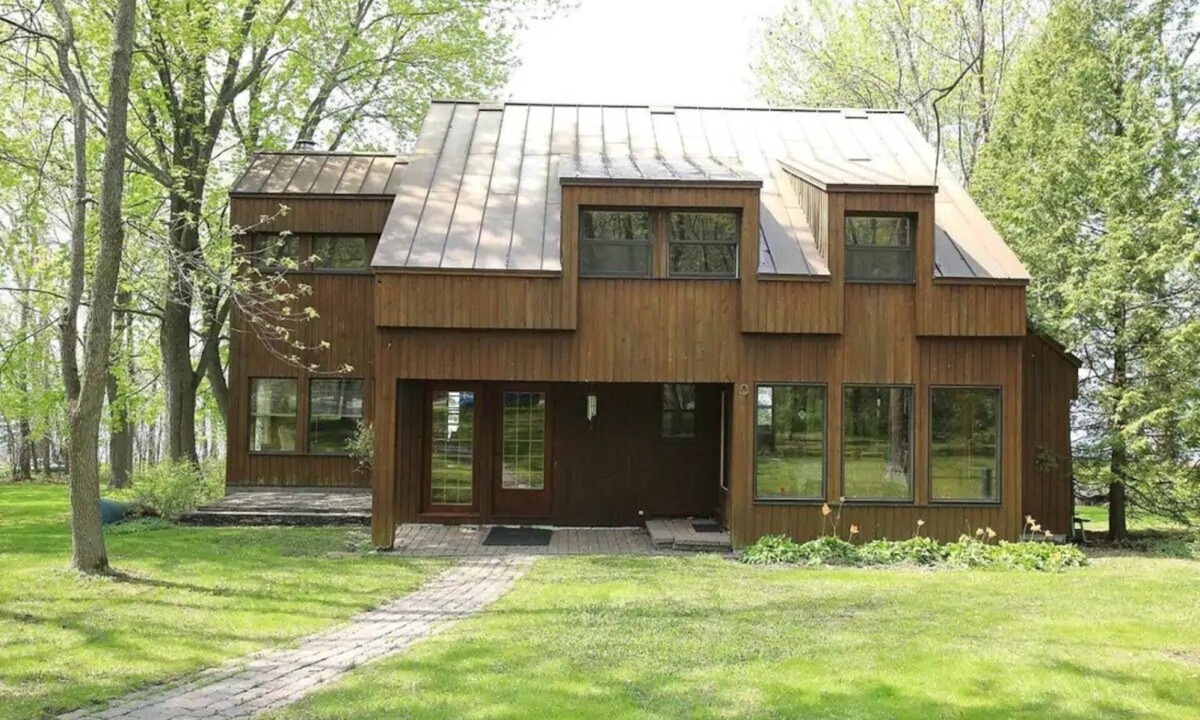 L'Ile-Bizard Ski Chalet | Lakefront Chalet in Montreal