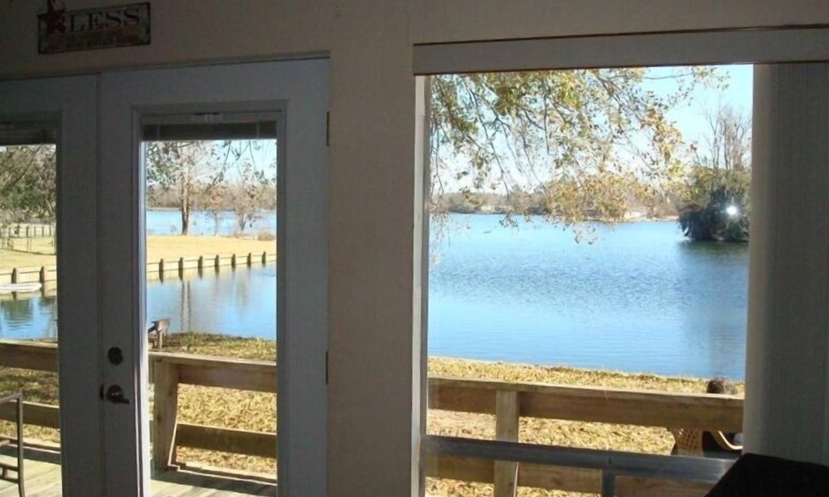Votaw Ski Chalet | LAKEFRONT CHALET, LARGE YARD, GRILL, BEAUTIFUL VIEWS, ALL NEW APPLIANCES.