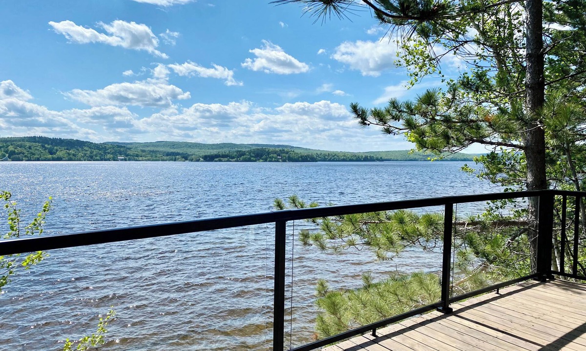 Frontenac Ski Chalet | Lakefront Chalet on Lac Mégantic | 4-Season Hot Tub