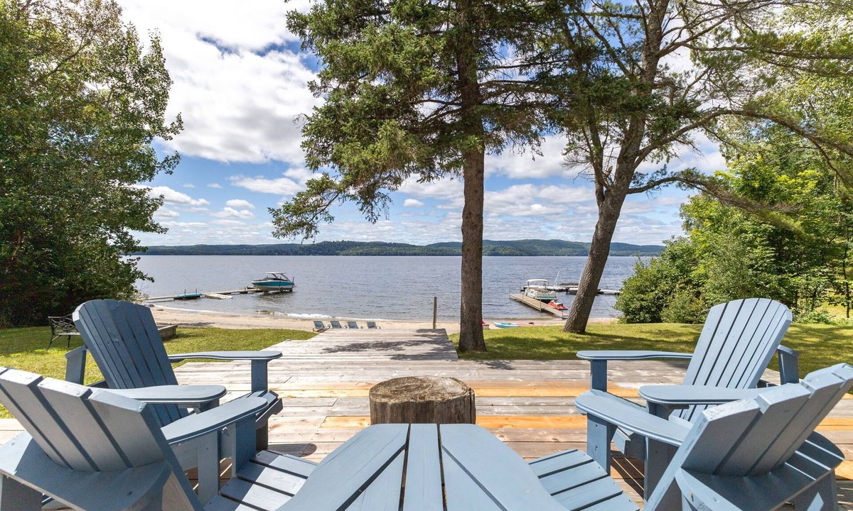 Cheneville Cottage | Lakefront Chalet on Lac-Simon with Sandy Beach, Sunsets & Fireplace