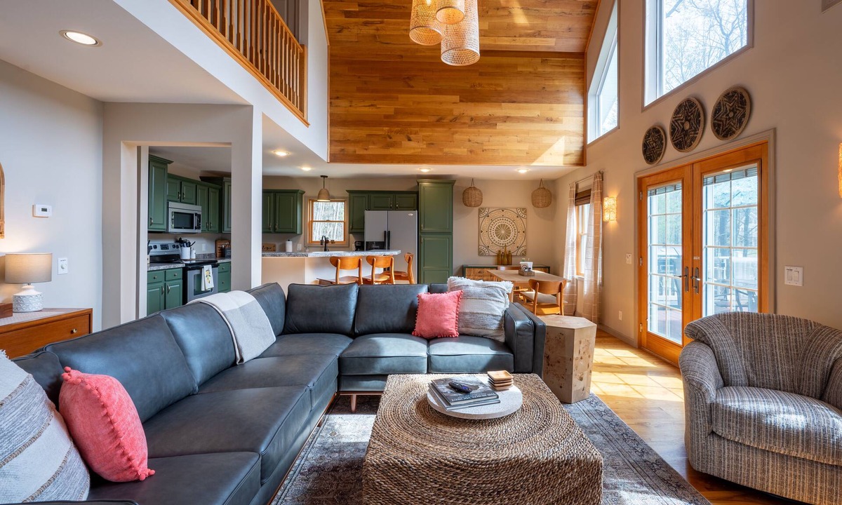 Treasure Lake Ski Chalet | Lakefront Chalet - Pet Friendly No Fee