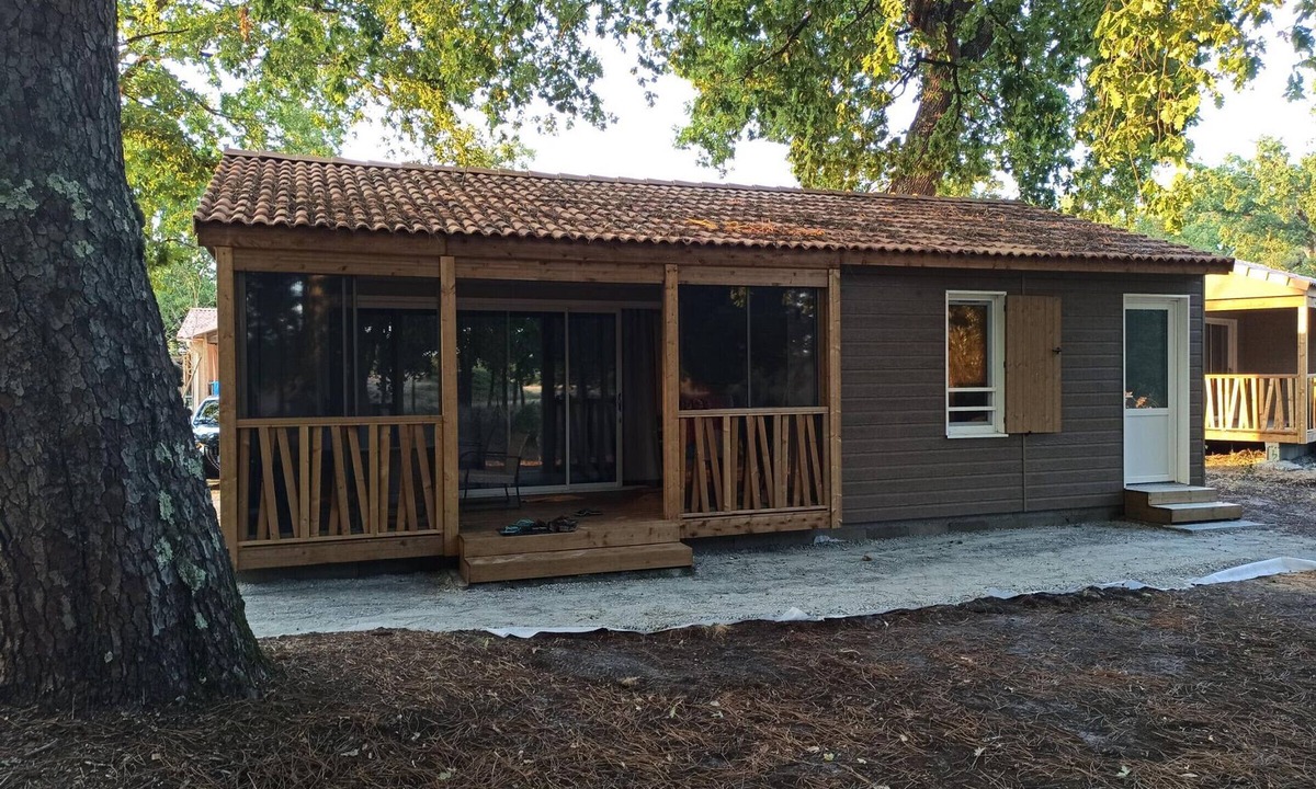 Labouheyre Ski Chalet | Lakefront chalet with pool, air conditioning, and parking