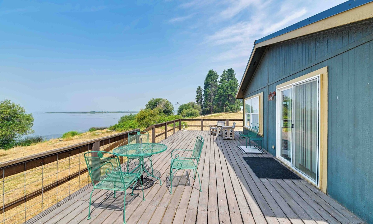 Chiloquin House | Lakefront Chiloquin Home w/Scenic Deck!