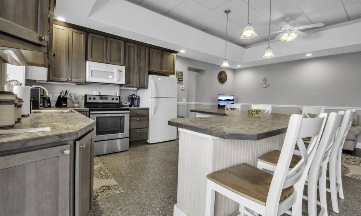 Geneseo Apartment | Lakefront Condo-Apartment D