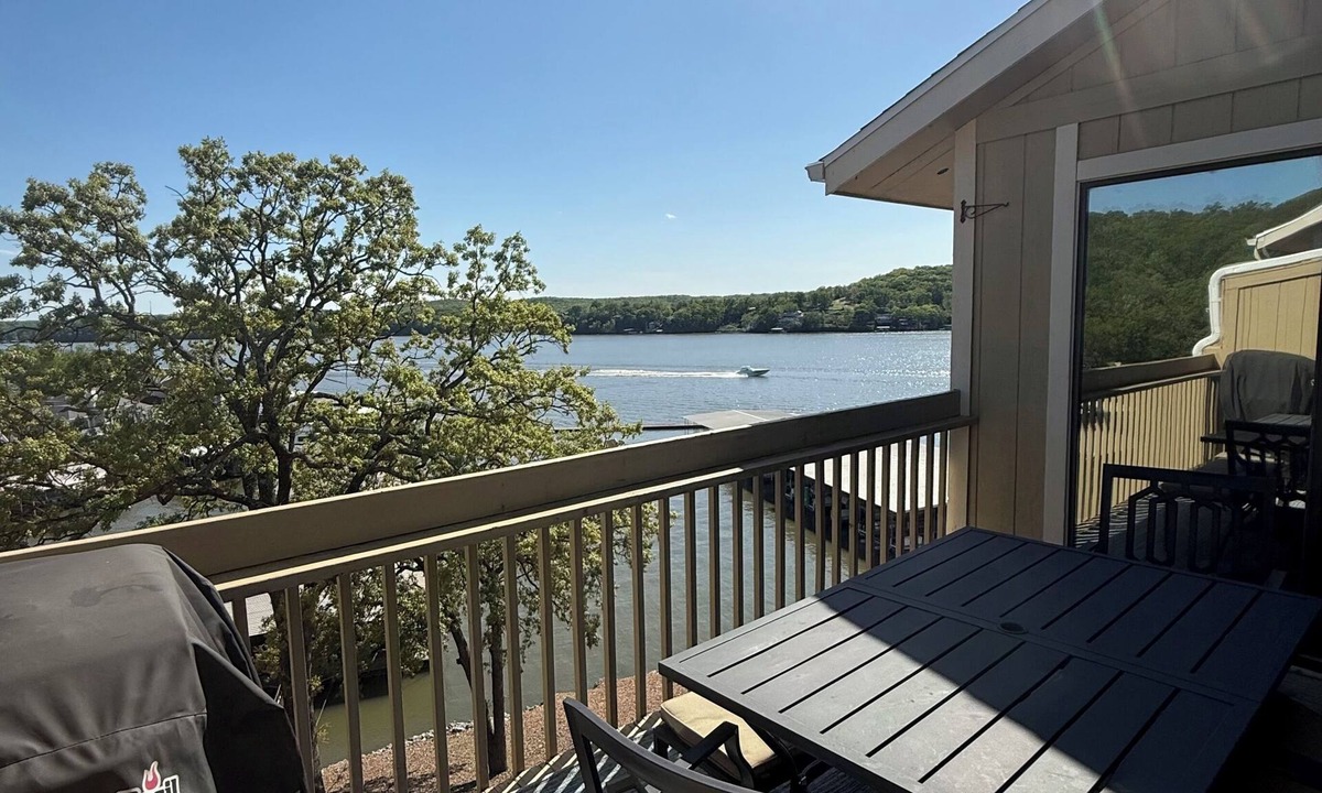 Lake of the Ozarks Condo | Lakefront Condo Balcony & Pool Near Margaritaville, Redheads Grill, Shorty Pants
