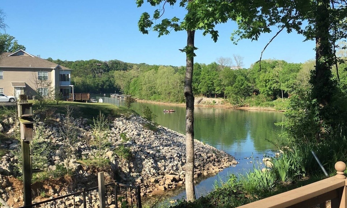 Branson Condo | Lakefront Condo on Beautiful Lake Taneycomo with Amenities!