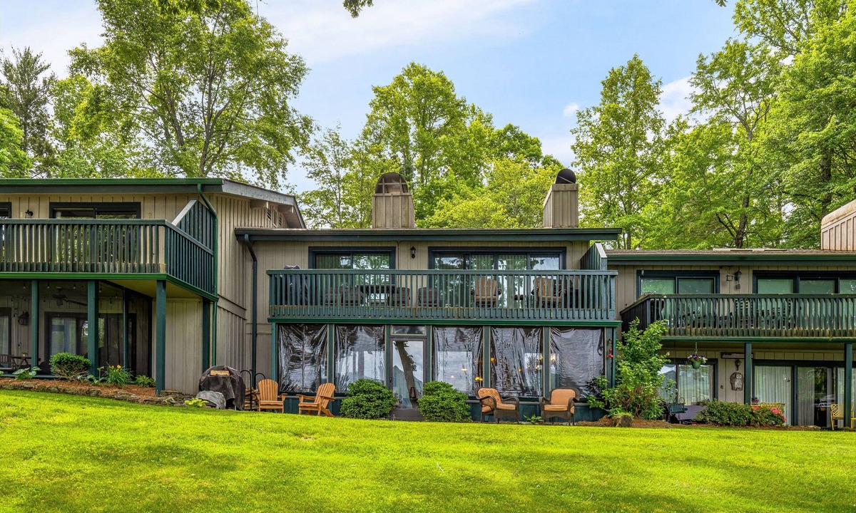 Lake Toxaway Condo | Lakefront condo with easy access to swimming pool and tennis.