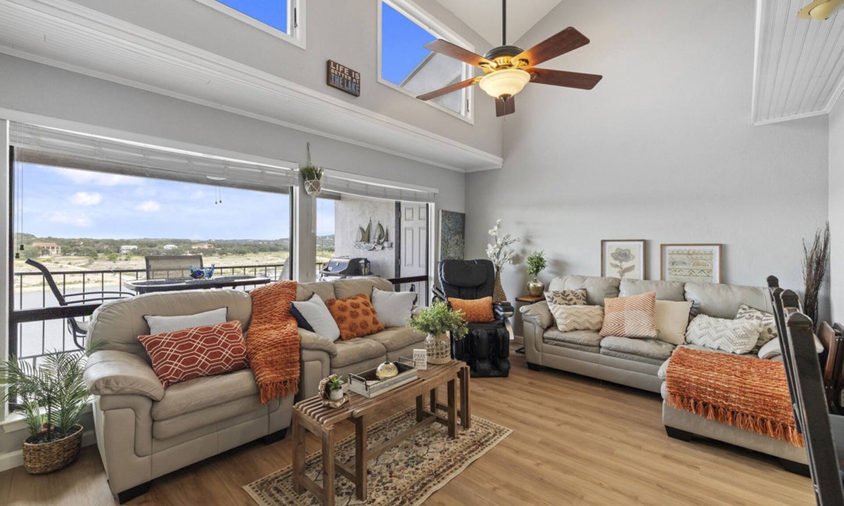 Briarcliff Condo | Lakefront Condo with loft, two decks & amazing views of Lake Travis