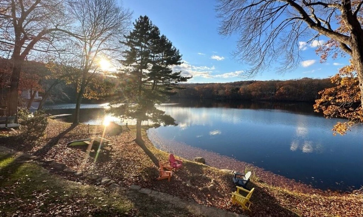 Oxford House | Lakefront Connecticut Oasis - Updates throughout