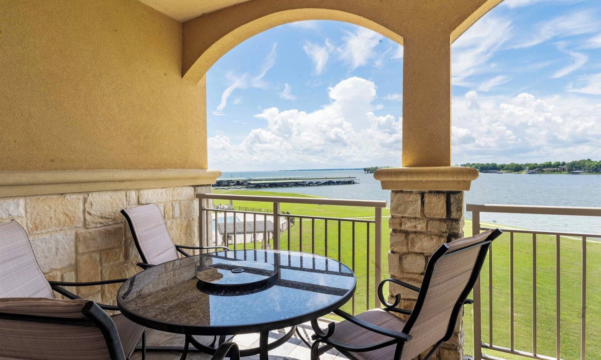 Eureka Condo | Lakefront Corsicana Condo: Pool & Private Balcony!
