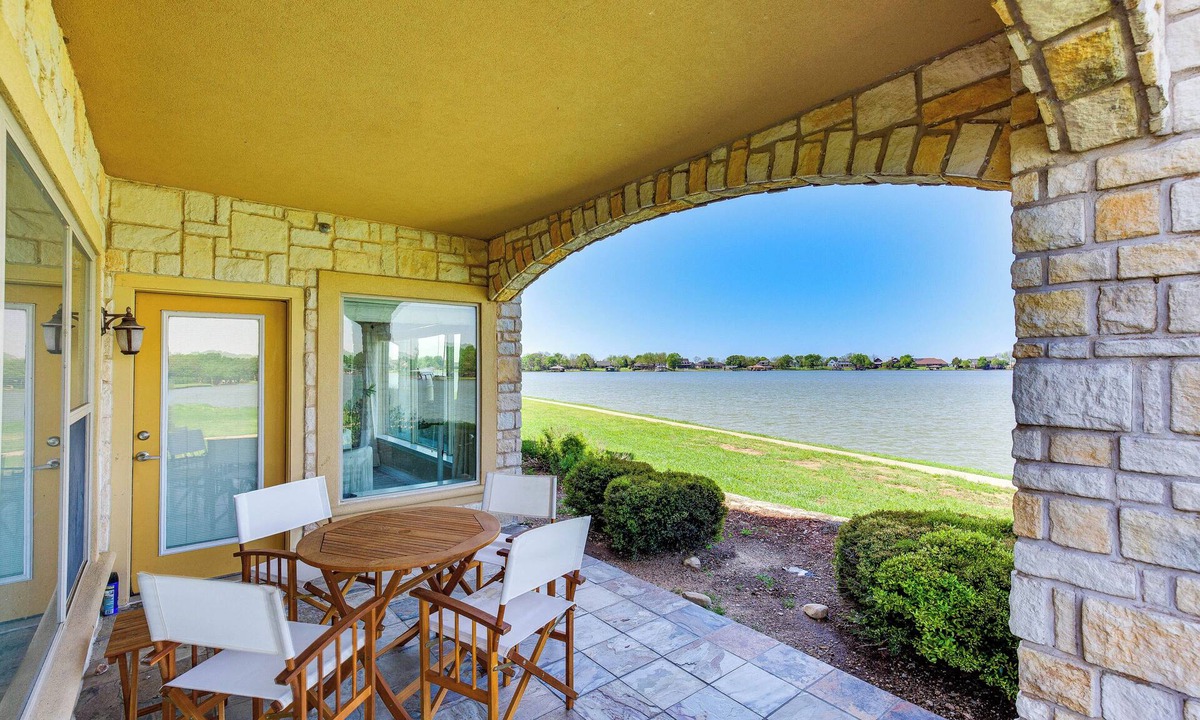Eureka Apartment | Lakefront Corsicana Condo w/Pool Access!