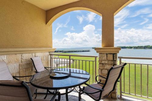Eureka House | Lakefront Corsicana Condo: Pool & Private Balcony!